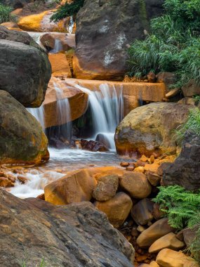 Kayaların üzerinden akan pürüzsüz su 