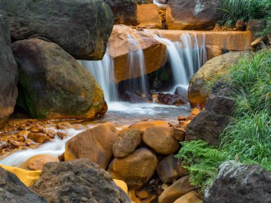 Kayaların üzerinden akan pürüzsüz su 