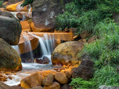 Kayaların üzerinden akan pürüzsüz su 
