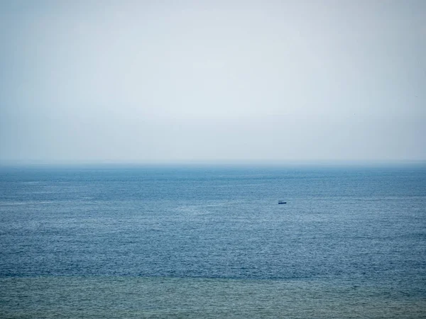 Superficie Del Mar Tranquila Con Barco — Foto de Stock