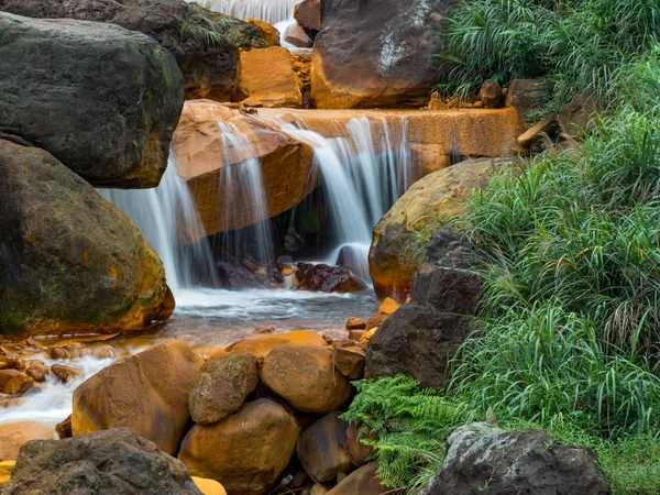 Kayaların üzerinden akan pürüzsüz su 