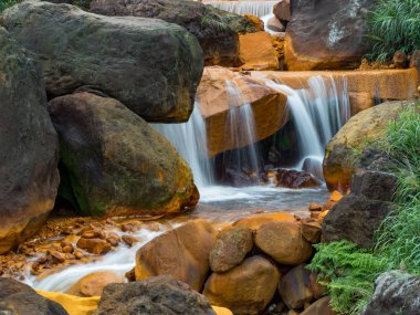 Kayaların üzerinden akan pürüzsüz su 