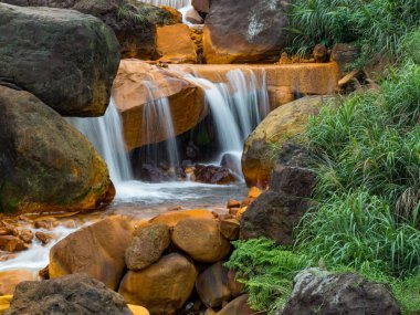 Kayaların üzerinden akan pürüzsüz su 