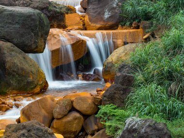 Kayaların üzerinden akan pürüzsüz su 