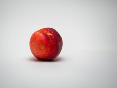 Şeftali. Beyaza izole edilmiş meyveler