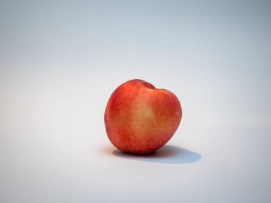 Şeftali. Beyaza izole edilmiş meyveler