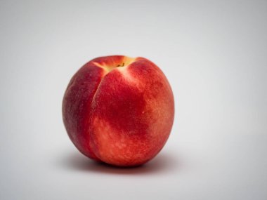 Şeftali. Beyaza izole edilmiş meyveler