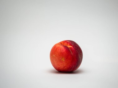 Şeftali. Beyaza izole edilmiş meyveler