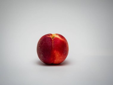 Şeftali. Beyaza izole edilmiş meyveler