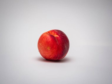 Şeftali. Beyaza izole edilmiş meyveler