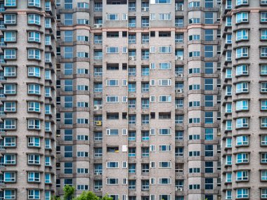 Modern bir apartmanın ön cephesi