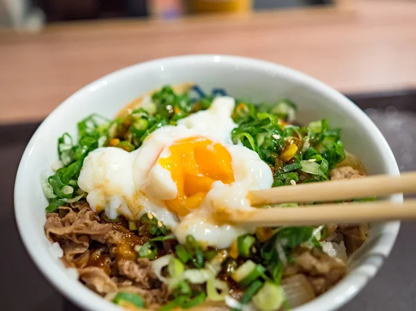 Comida Japonesa Carne Gyudon Sobre Arroz Con Yema Huevo Cruda —  Fotos de Stock