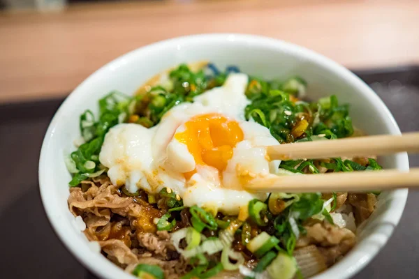 Comida Japonesa Carne Gyudon Sobre Arroz Con Yema Huevo Cruda —  Fotos de Stock