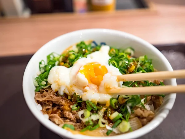 Comida Japonesa Carne Gyudon Sobre Arroz Con Yema Huevo Cruda —  Fotos de Stock