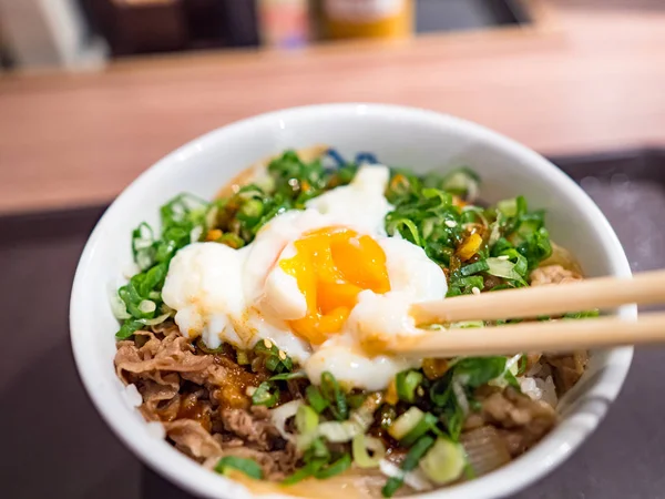 Comida Japonesa Carne Gyudon Sobre Arroz Con Yema Huevo Cruda —  Fotos de Stock