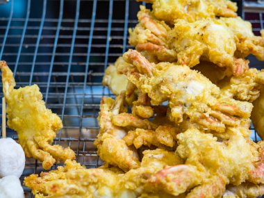 Kızarmış kalamar halkaları ve deniz ürünleri.