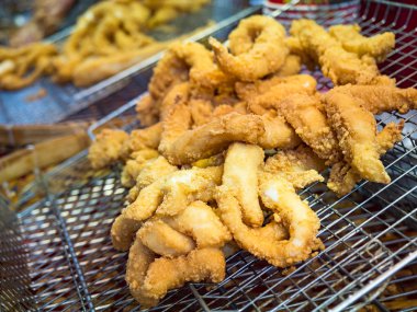 Kızarmış kalamar halkaları ve deniz ürünleri.