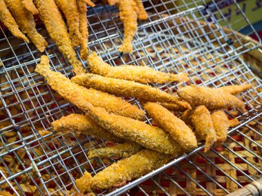 Kızarmış kalamar halkaları ve deniz ürünleri.