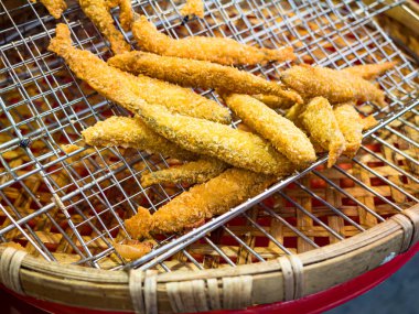 Kızarmış kalamar halkaları ve deniz ürünleri.