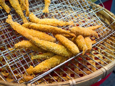 Kızarmış kalamar halkaları ve deniz ürünleri.