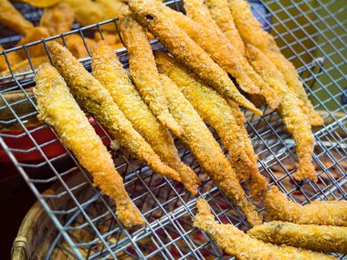 Kızarmış kalamar halkaları ve deniz ürünleri.