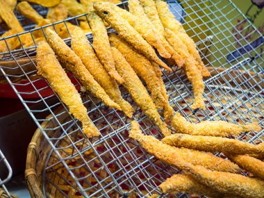 Kızarmış kalamar halkaları ve deniz ürünleri.