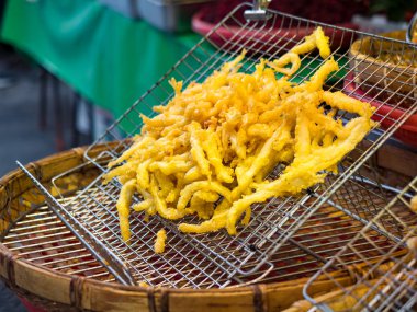 Kızarmış kalamar halkaları ve deniz ürünleri.