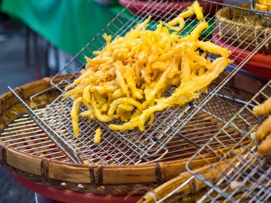 Kızarmış kalamar halkaları ve deniz ürünleri.