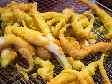 Kızarmış kalamar halkaları ve deniz ürünleri.