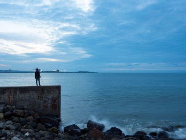 Güzel ipeksi su dalgaları ve deniz kıyısındaki kayalar