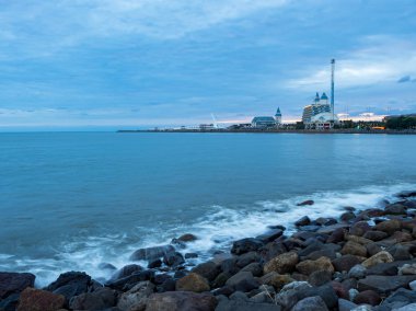 Güzel ipeksi su dalgaları ve deniz kıyısındaki kayalar