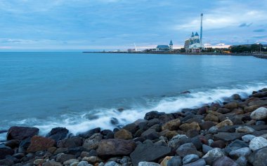 Güzel ipeksi su dalgaları ve deniz kıyısındaki kayalar
