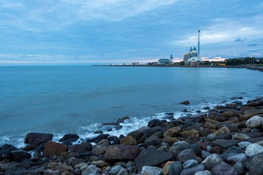 Güzel ipeksi su dalgaları ve deniz kıyısındaki kayalar