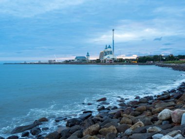 Güzel ipeksi su dalgaları ve deniz kıyısındaki kayalar