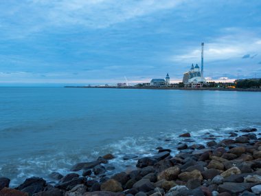 Güzel ipeksi su dalgaları ve deniz kıyısındaki kayalar