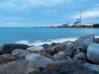 Güzel ipeksi su dalgaları ve deniz kıyısındaki kayalar