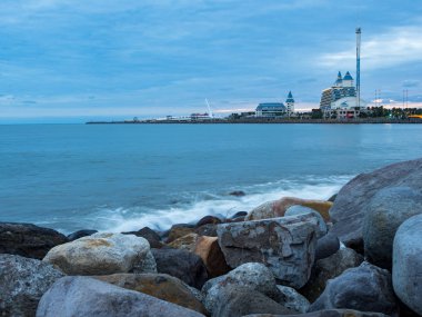 Güzel ipeksi su dalgaları ve deniz kıyısındaki kayalar
