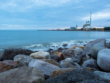 Güzel ipeksi su dalgaları ve deniz kıyısındaki kayalar
