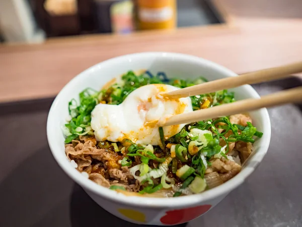 Comida Japonesa Carne Gyudon Sobre Arroz Con Yema Huevo Cruda —  Fotos de Stock