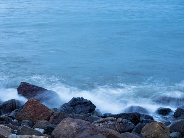 Belle Onde Acqua Liscia Setosa Rocce Sulla Riva Del Mare — Foto Stock