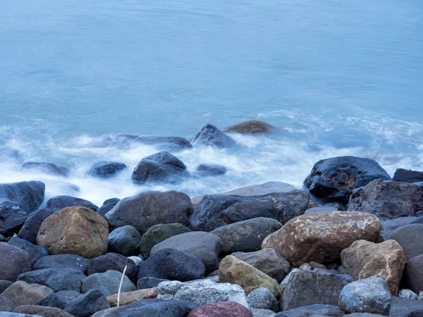 Güzel Ipeksi Dalgaları Deniz Kıyısındaki Kayalar — Stok fotoğraf