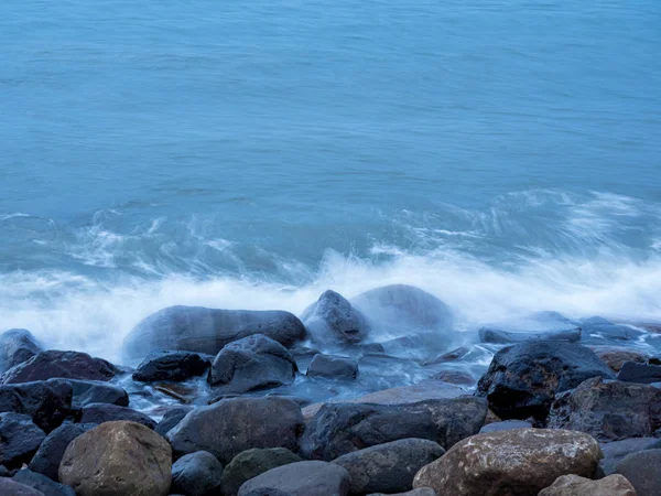 Belle Onde Acqua Liscia Setosa Rocce Sulla Riva Del Mare — Foto Stock