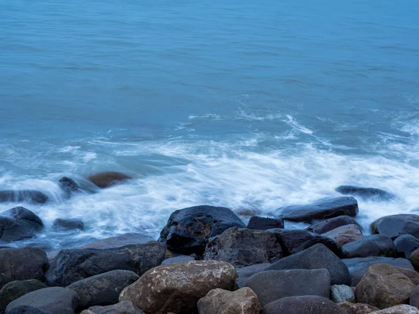 Belle Onde Acqua Liscia Setosa Rocce Sulla Riva Del Mare — Foto Stock