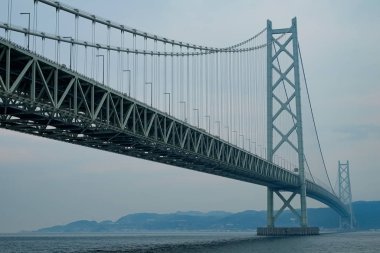 Kobe, Japonya 'daki Akashi-Kaikyo Köprüsü.