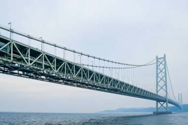 Kobe, Japonya 'daki Akashi-Kaikyo Köprüsü.
