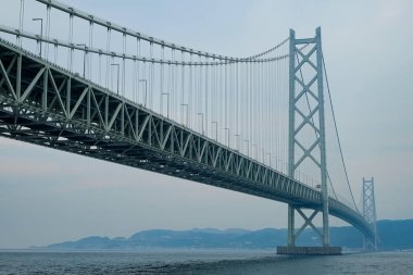 Kobe, Japonya 'daki Akashi-Kaikyo Köprüsü.