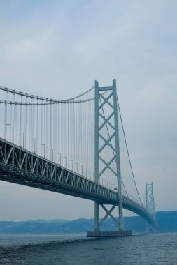 Kobe, Japonya 'daki Akashi-Kaikyo Köprüsü.