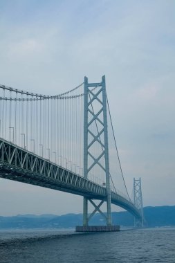 Kobe, Japonya 'daki Akashi-Kaikyo Köprüsü.