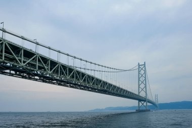 Kobe, Japonya 'daki Akashi-Kaikyo Köprüsü.