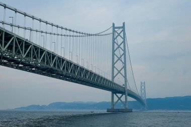 Kobe, Japonya 'daki Akashi-Kaikyo Köprüsü.